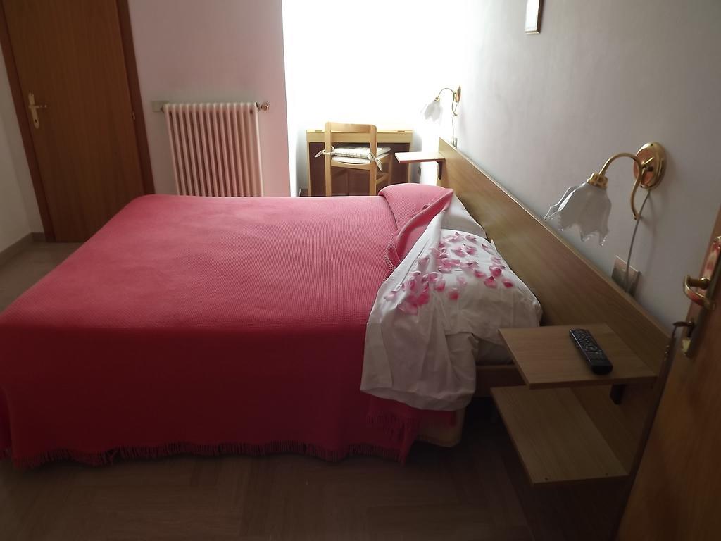Affittacamere Via Carducci Gubbio Bagian luar foto