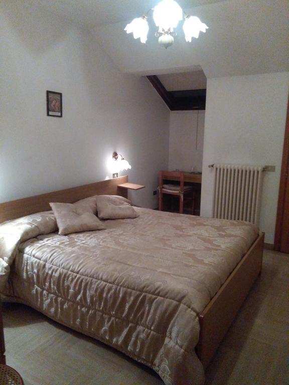 Affittacamere Via Carducci Gubbio Bagian luar foto